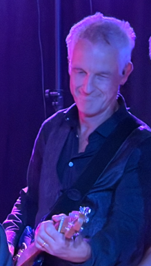 Sebastian an der  Gitarre